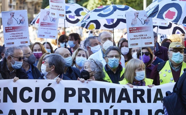 La escasez de médicos de familia reactiva las protestas de pacientes y sanitarios