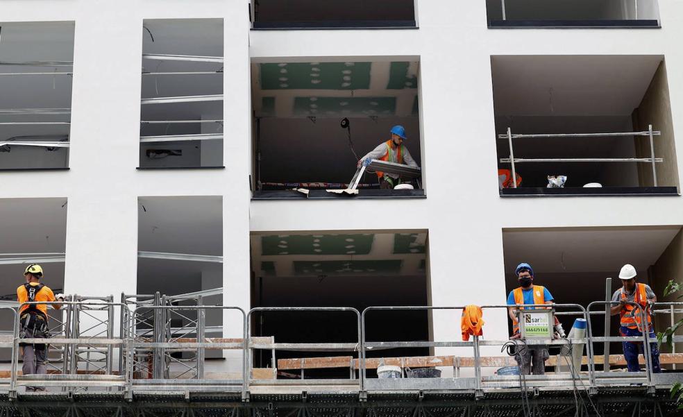 Arquitectos y constructores presionan a Ribó para que conceda las licencias en tres meses