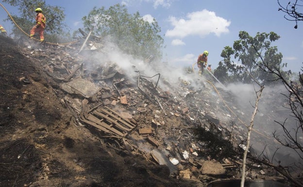 Un nuevo incendio afecta a la planta de reciclaje abandonada de Torrent