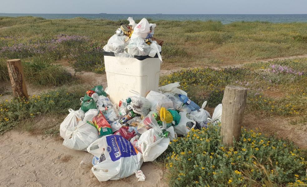 El Saler estrena la temporada de playa con acampadas ilegales y montones de basura