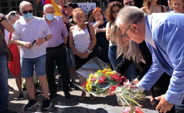 Alicante recuerda con un poema de Miguel Hernández y flores a las víctimas del bombardeo del Mercado Central