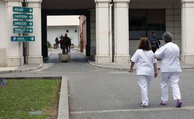 La falta de refuerzos y el repunte de infectados vuelve a saturar el Hospital General de Valencia