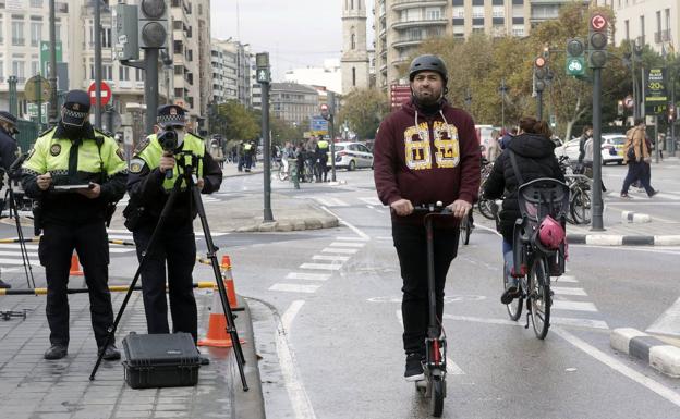 La multa de la DGT por llevar auriculares mientras vas en patinete