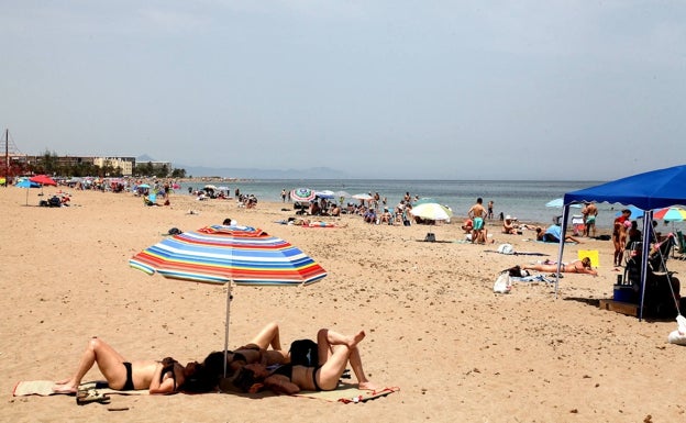 Banderas para daltónicos ondearán este verano en las playas de Dénia