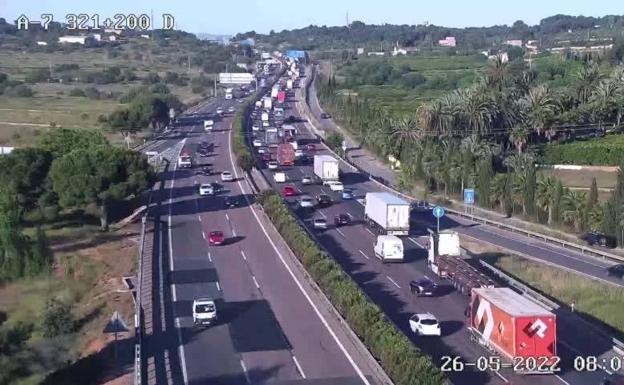 Hasta 14 kilómetros de atascos en las vías de acceso a Valencia