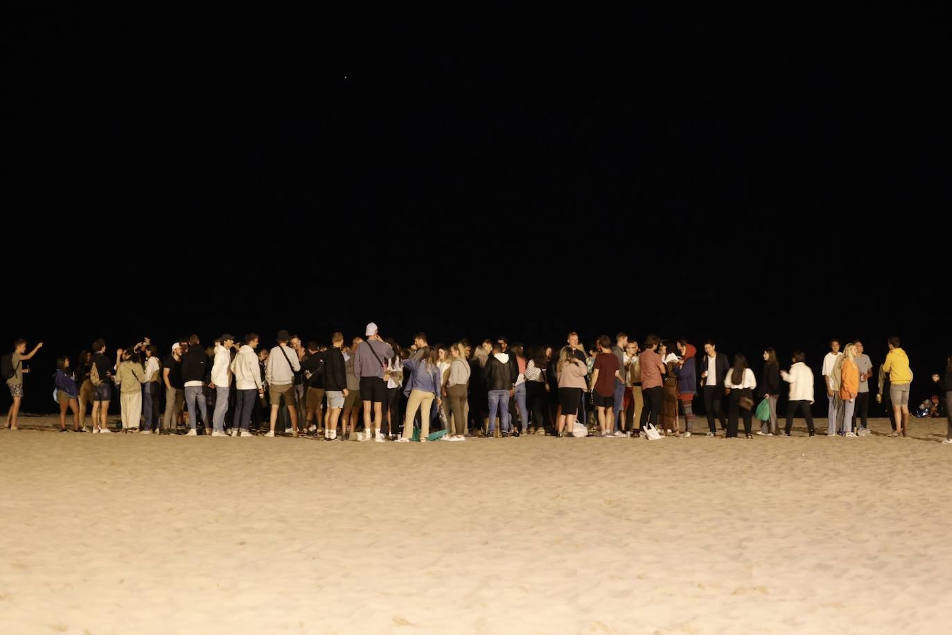 Macrobotellón en la playa de la Malvarrosa