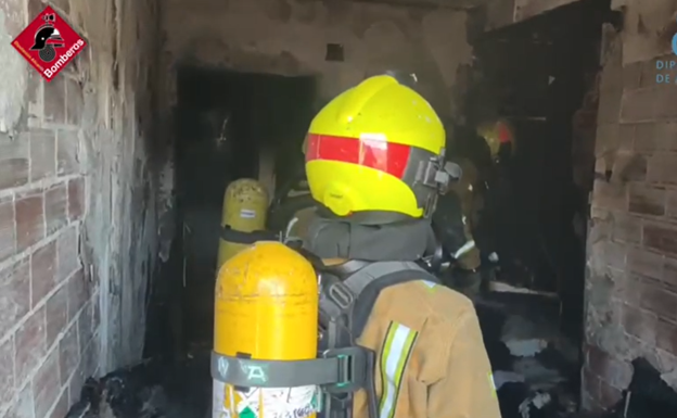 El fuego calcina una vivienda en Cocentaina