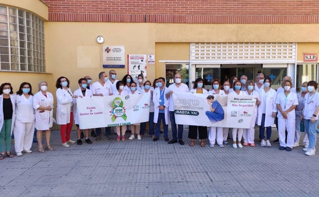 «La cogió del cuello y casi la asfixia porque tardaba en hacer el cambio de médico»