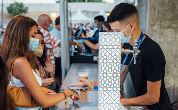 La pulsera inteligente que permite consumir en los festivales