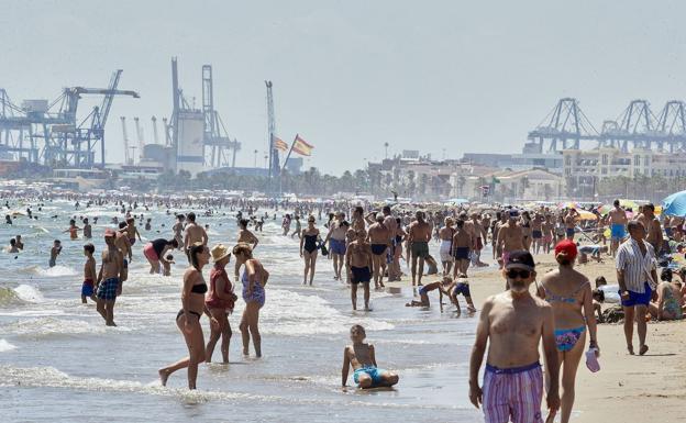 La playa de la Patacona prohibirá fumar al aire libre en algunas zonas