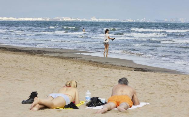 Las playas de Valencia, Alicante y Castellón donde está prohibido fumar este verano