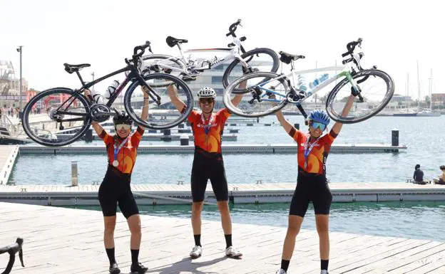 Los ciclistas populares conquistan Valencia en el Gran Fondo