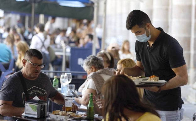 La hostelería alcanza un acuerdo para prorrogar su convenio colectivo con un aumento salarial del 4,5%