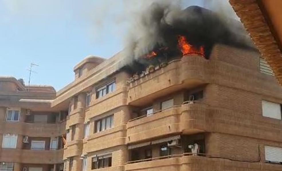 Una bengala, posible causa del incendio de un piso en un edificio de la avenida de Aragón de Valencia