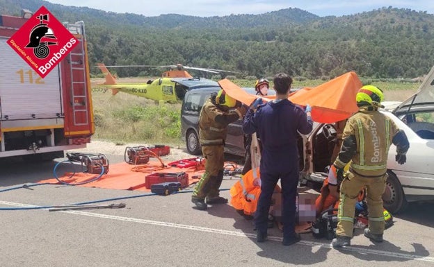 Tres heridos, uno de ellos grave, tras colisionar frontalmente dos vehículos en Algueña