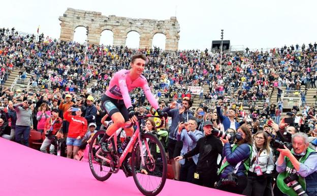 Hindley conquista el Giro, con Carapaz y Landa en el podio