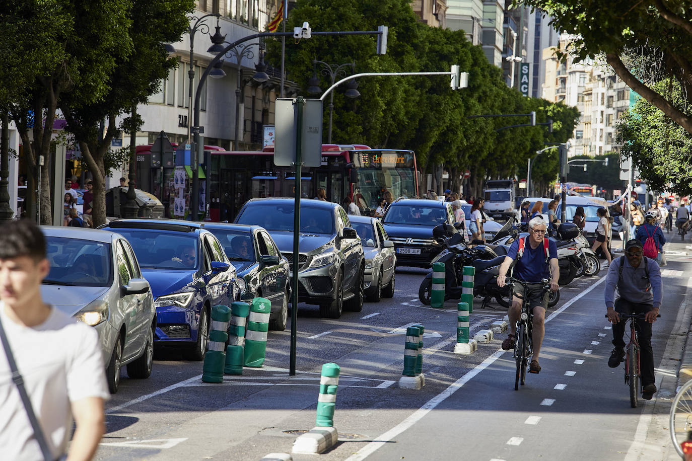 Los vecinos del Ensanche rechazan más experimentos con el tráfico de la calle Colón