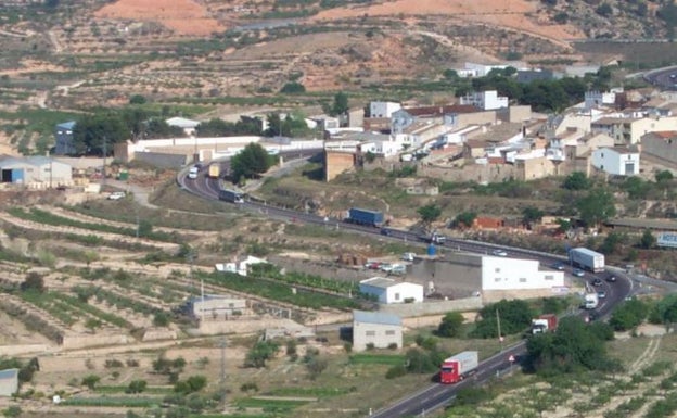 Explota el neumático de un camión provocando un incendio de 15 metros en una estación de servicio de La Font de la Figuera