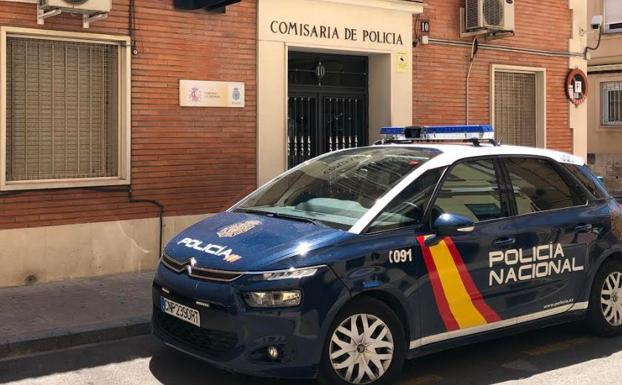 La Policía Nacional detiene a dos hombres por robar y abusar de una mujer en un solar de Alicante