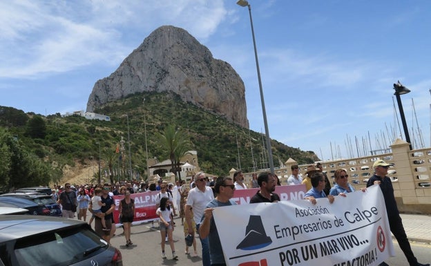 Unas 250 personas protestan en Calp contra la piscifactoría