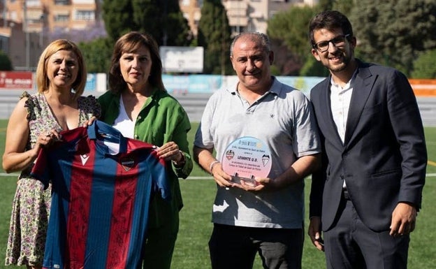 Estreno por todo lo alto del campo de fútbol de Quart de Poblet tras las obras de mejora