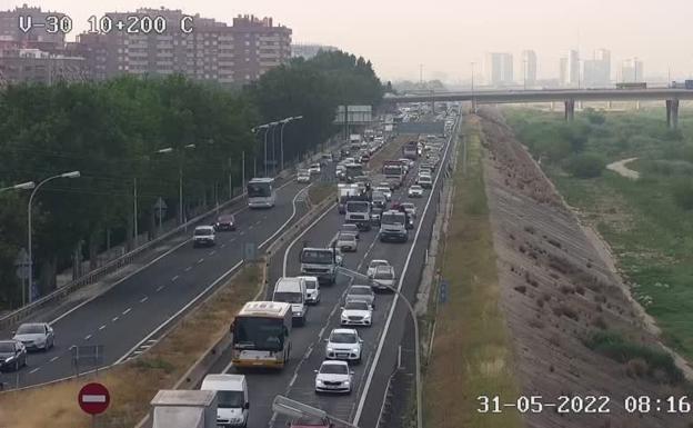 Hasta 17 kilómetros de colas atascan las carreteras de Valencia este martes