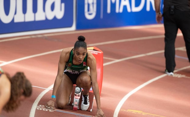 Salma Paralluelo, la atleta internacional que va con la selección absoluta de fútbol