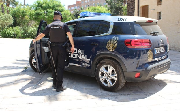 Dos policías salvan a un joven que se desangraba al cortarse con una mesa de cristal