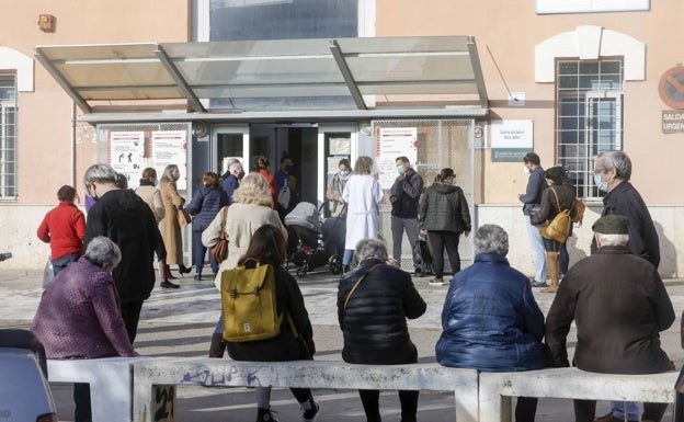 Los ciudadanos estallan por los retrasos y la dificultad de acceso a los centros de salud