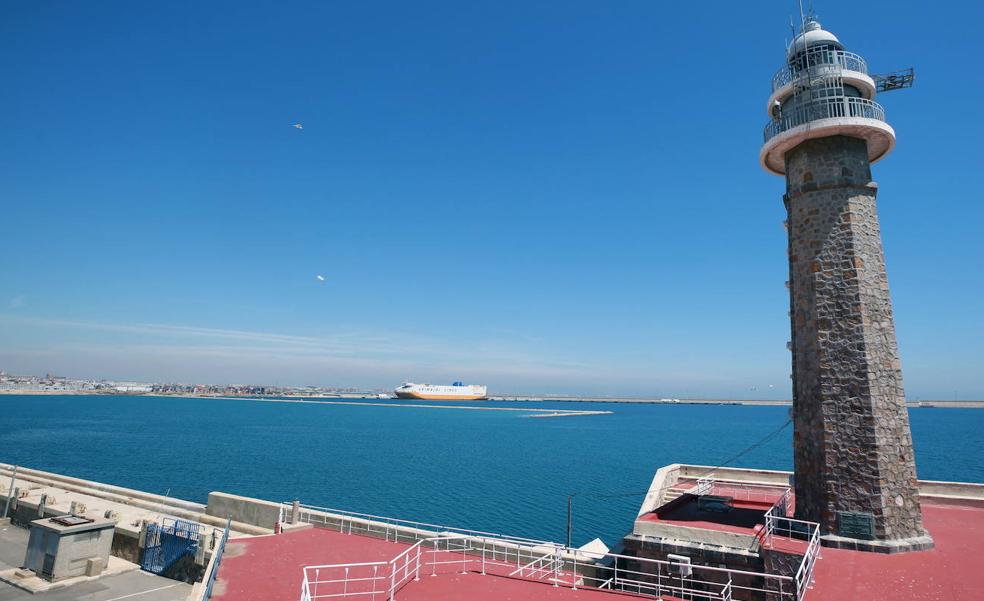 El Puerto asegura que trasladará el faro histórico para mantenerlo en otro muelle