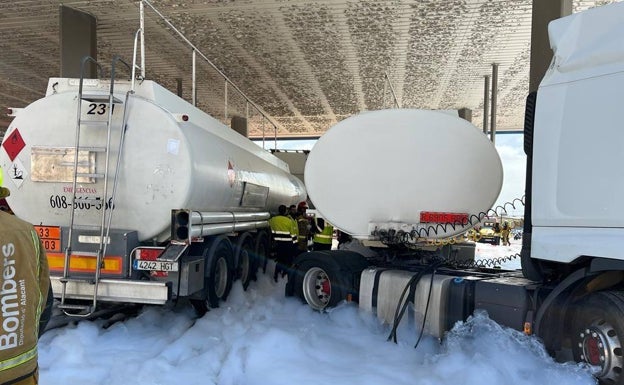 Bomberos y policías realizan un simulacro de actuación ante un vertido de gasoil tras un accidente