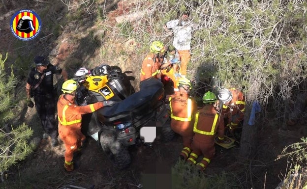 Una pareja resulta herida al caer con un quad por un desnivel de cinco metros en Picassent