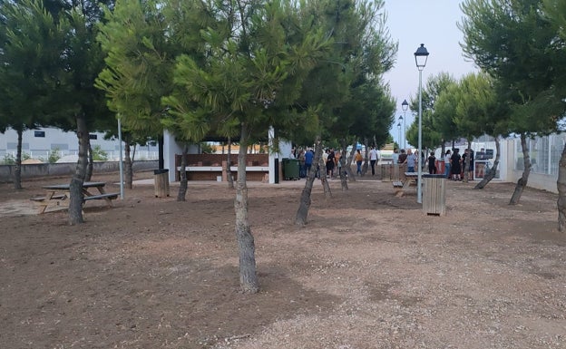 El Real de Gandia abre un parque para que los vecinos torren carne y tengan un punto de encuentro