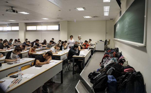 Las notas de corte antes de las PAU 2022 en la UV, UPV, UJI, UMH y UA