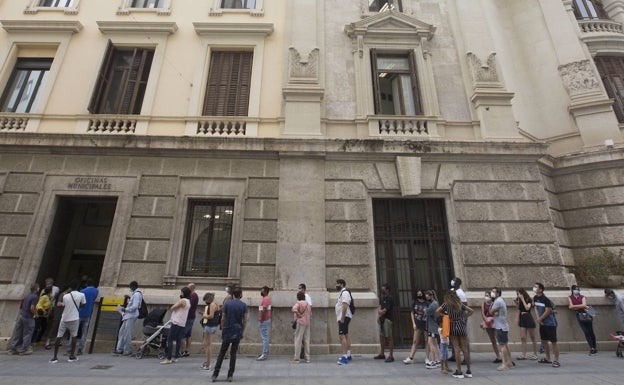 Un problema burocrático deja sin cobrar a miles de personas la ayuda de emergencia que da el Ayuntamiento de Valencia