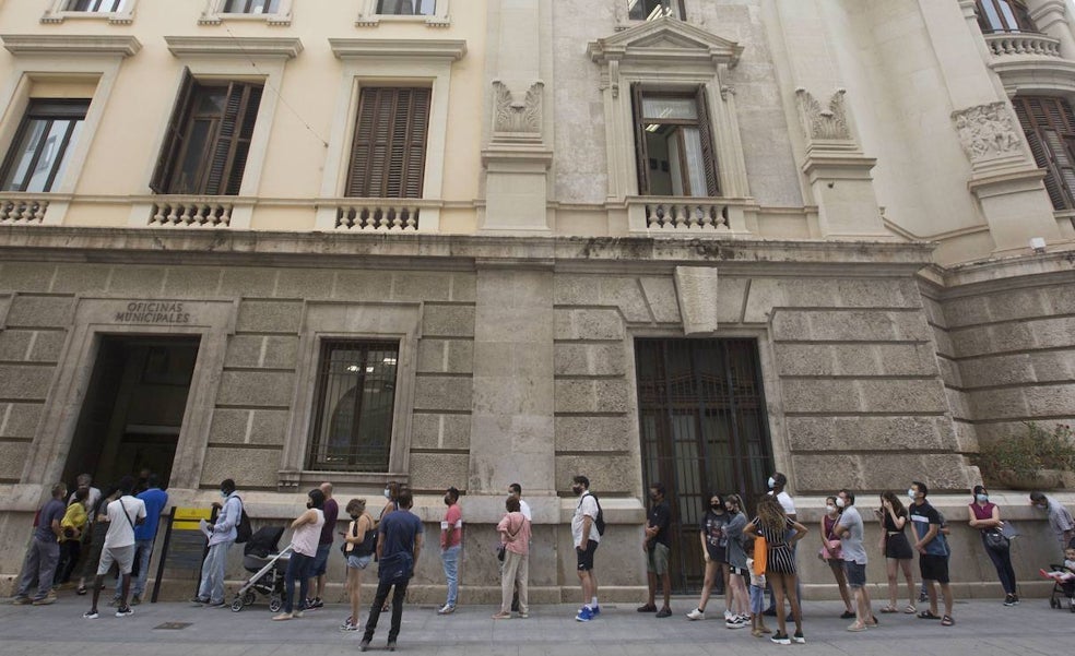Un problema burocrático deja sin cobrar a miles de personas la ayuda de emergencia que da el Ayuntamiento de Valencia