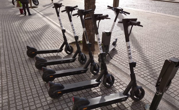 Denuncian robos y desperfectos en la flota de patinetes eléctricos del servicio municipal de Alcoi