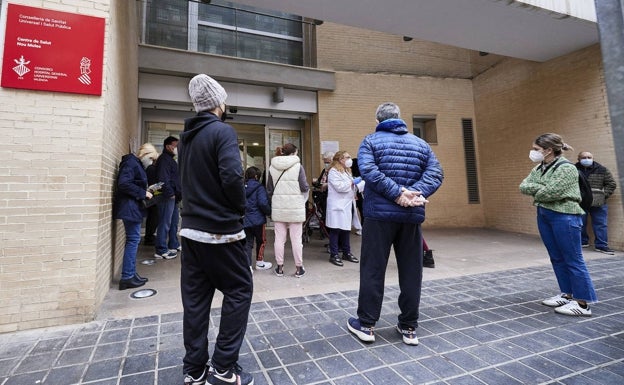 La falta de sustituciones de médicos agrava la saturación de los centros de salud