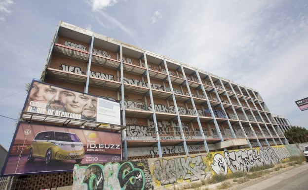 Investigan el hallazgo de un cadáver calcinado en una fábrica abandonada de Quart de Poblet