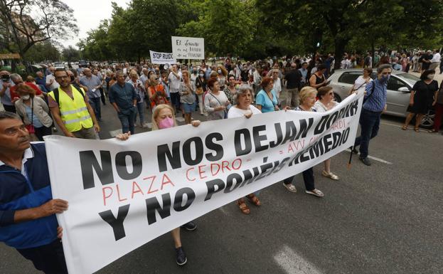 El ocio nocturno y los vecinos exigen a Ribó que actúe contra los botellones de fin de curso