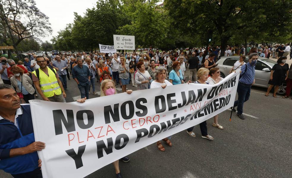 La plaza de Honduras de Valencia no se rinde contra el botellón