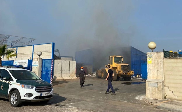 Un incendio afecta a una empresa de reciclaje en Vilamarxant