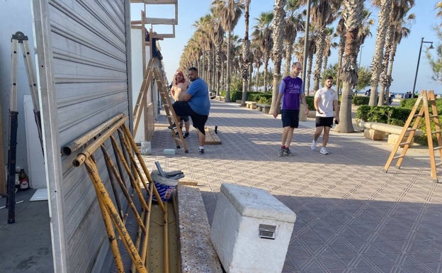 El mercadillo de la playa llega antes al Cabanyal que las sombrillas, hamacas y quioscos