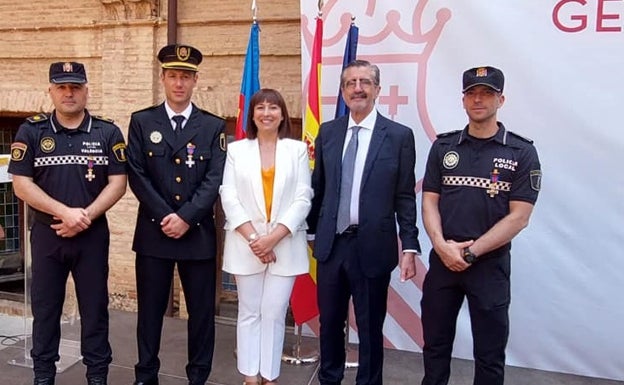 Tres miembros de la Policía Local de Canals reciben la cruz al Mérito Policial con Distintivo Rojo