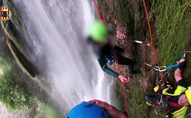 Rescatan a una persona en las cercanías de la Cueva Someño de Millares