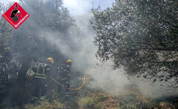 Otro incendio forestal moviliza a los bomberos y un helicóptero en Alcoleja