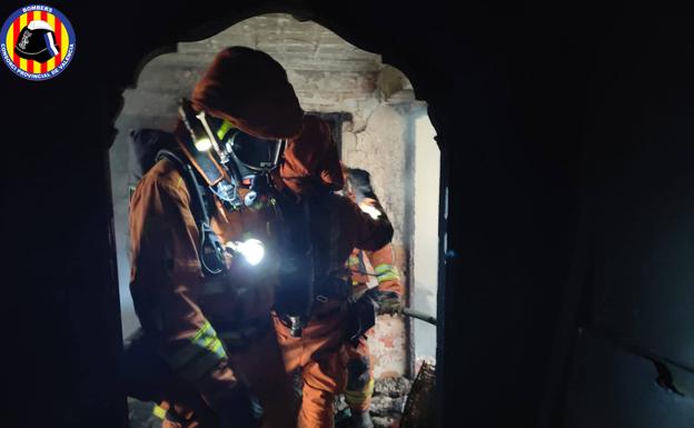 Desalojan un edificio de Beniparrell por un aparatoso incendio