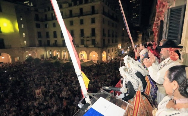 Las Hogueras comienzan con la primera mascletà fuera de concurso