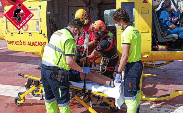 Rescatan a un ciclista herido tras sufrir una caída en Hondón de las Nieves