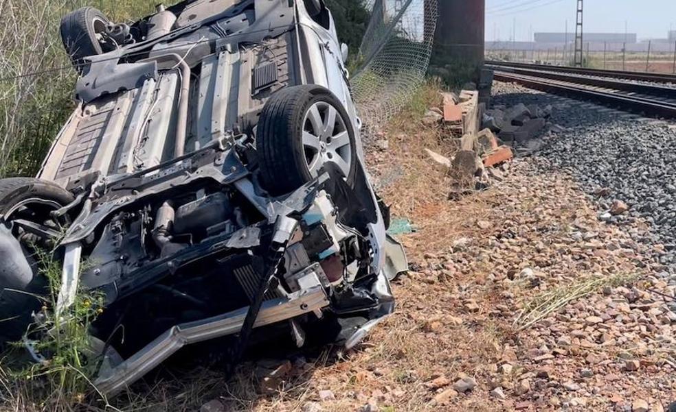 Una mujer herida al caer con su coche a las vías del tren en Nules